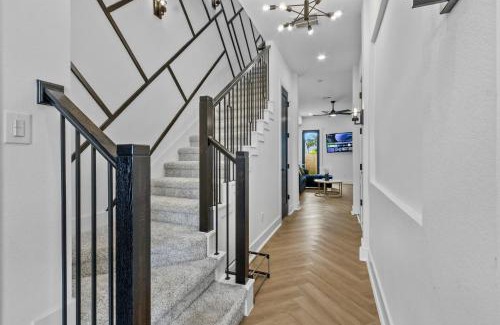 Southeast Houston House | Luxury 4BR Escape 10mins to NRG, Dwtn HTX, Zoo, and MedCtr
