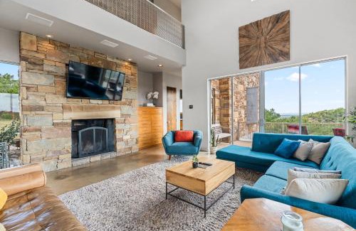 Dripping Springs House | Luxury 4BR Hilltop Retreat Hot Tub & Scenic Views