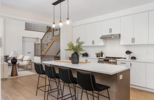 Lake of Bays House | Luxury 4BR Home with Games Room, BBQ and Sunroom