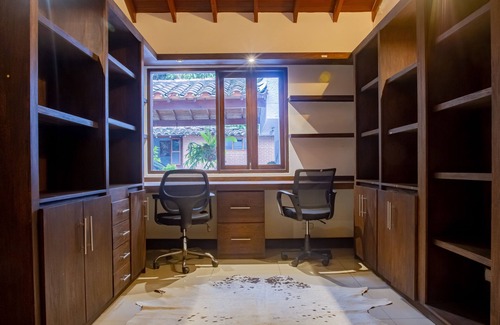 Los Naranjos House | Luxury 4BR house near el Tesoro- 10 min walk