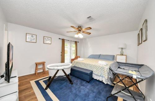 Barker Villa | Luxury 4BR Katy Home Sleeps 10 with Game Room and Large Fenced Yard
