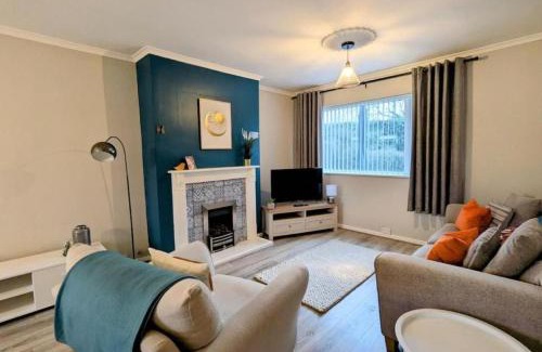 Balderton House | Luxury 4BR Retreat, Garden, Parking, Modern Comfort