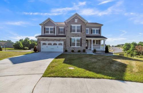 Winchester House | Luxury 4BR Retreat Kitchen Grill Fireplace