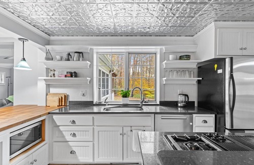 East Haven  Rutland County House | Luxury 4BR Wedding & Ski Retreat by Mountain Top Inn, Killington, and Pico!