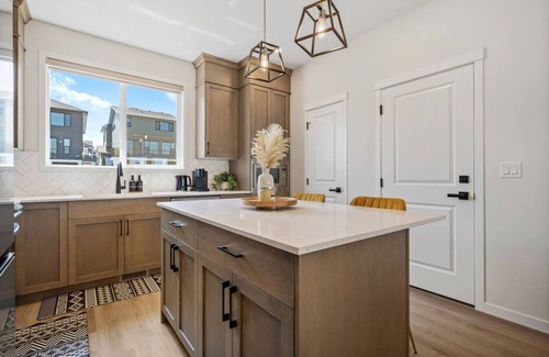 Calgary House | Luxury 4BR Whole House » AC » King Bed » Sleeps 14