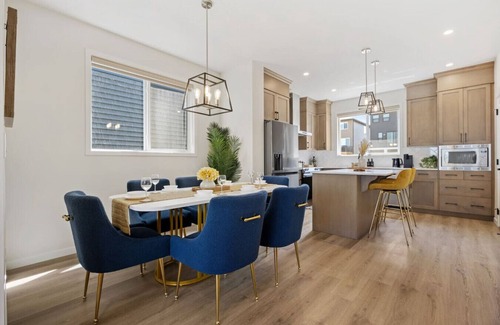 Calgary House | Luxury 4BR Whole House » AC » King Bed » Sleeps 14