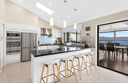 Mount Warrigal House | Luxury 5 B/R House with Pool, Lake & Beach