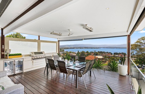 Mount Warrigal House | Luxury 5 B/R House with Pool, Lake & Beach