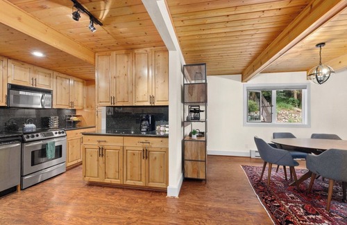 Vail House | Luxury 5 bd 3,100 sq ft home on the river-3 min walk to free shuttle w/hot tub