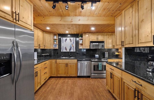 Vail House | Luxury 5 bd 3,100 sq ft home on the river-3 min walk to free shuttle w/hot tub