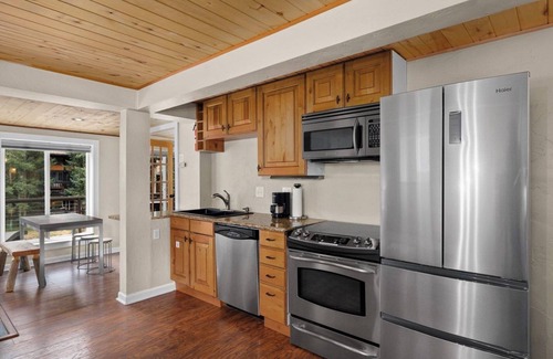 Vail House | Luxury 5 bd 3,100 sq ft home on the river-3 min walk to free shuttle w/hot tub