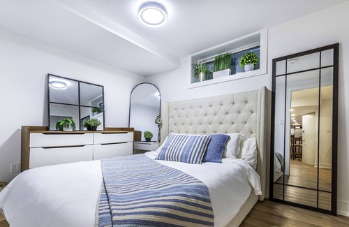 Etobicoke House | Luxury 5 Bed Designer House with Cinema and Hot Tub near St George's Golf Course