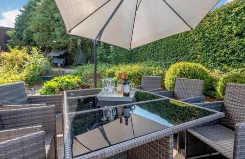 Steyning House | Luxury 5-Bed House with Tennis Court & Games Room