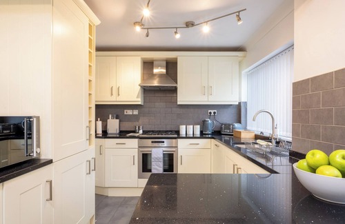 Barnt Green House | Luxury 5 Bed House With Parking & Garden In The Heart of Shirley Solihull