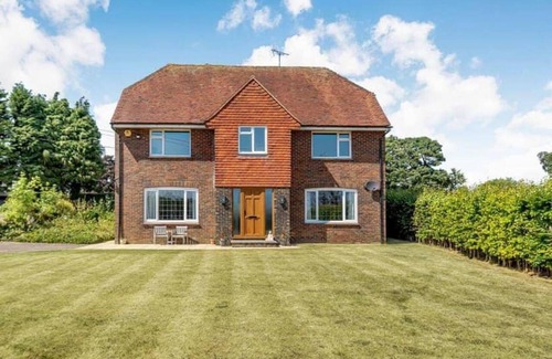 Steyning House | Luxury 5-bed House With Tennis Court & Games Room