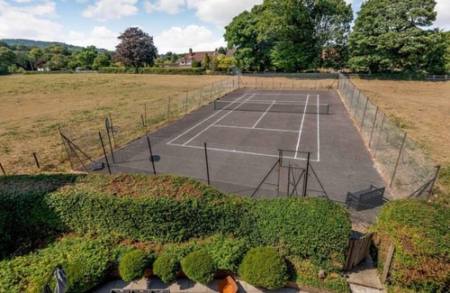 Steyning House | Luxury 5-bed House With Tennis Court & Games Room