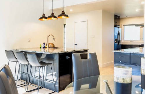 London House | Luxury 5-Bed London Retreat: Heated Pool, Hot Tub & Sauna! - Ultimate Comfort!
