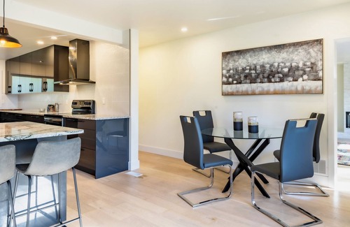 London House | Luxury 5-Bed London Retreat: Heated Pool, Hot Tub & Sauna! - Ultimate Comfort!