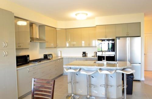 County of Brant House | Luxury 5 Bed Retreat for 12 with Gourmet Kitchen