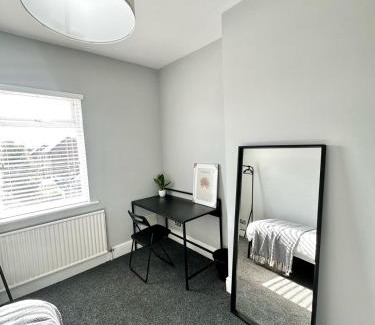 Salford House | Luxury 5 bed Salford home free parking