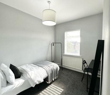 Salford House | Luxury 5 bed Salford home free parking