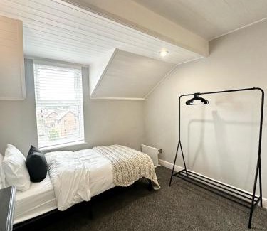 Salford House | Luxury 5 bed Salford home free parking