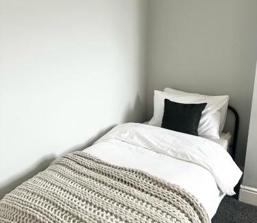 Salford House | Luxury 5 bed Salford home free parking