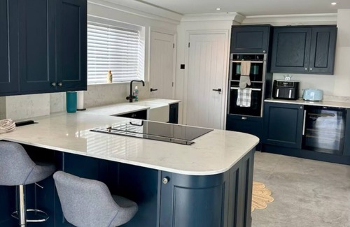 Patchway House | Luxury 5 Bed - Sleeps 14 - With Swimming Pool
