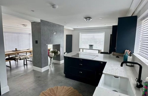 Patchway House | Luxury 5 Bed - Sleeps 14 - With Swimming Pool