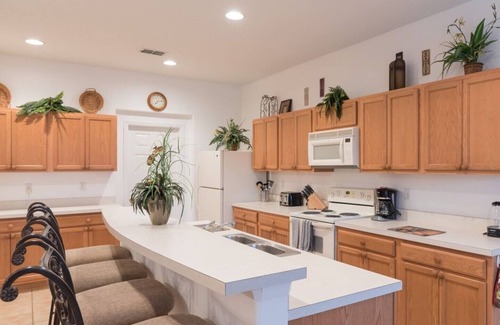 Legacy Park House | Luxury 5 Bed villa, Southwest pool (all day sun), 10 mins to Disney, sleeps 12