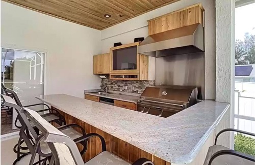 Sunridge Woods House | Luxury 5 Bed with POOL & SPA + Outdoor Kitchen Minutes to Disney!