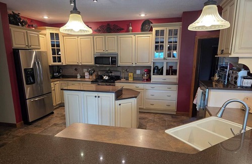 Geneseo House | Luxury 5-bedroom 5000 sq ft house on wooded lot in Geneseo, rec & fitness rooms