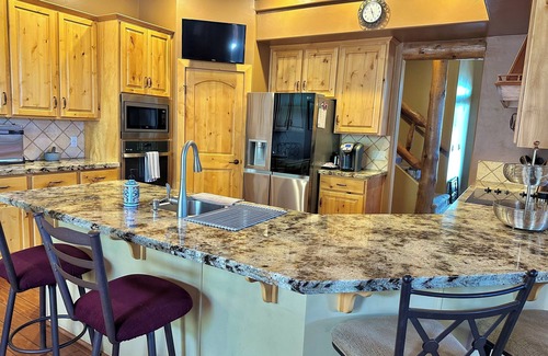 Iron Springs Cabin | Luxury 5-bedroom cabin with WiFi, Pool Table and Outdoor Entertainment Area