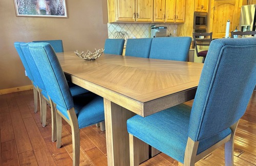 Iron Springs Cabin | Luxury 5-bedroom cabin with WiFi, Pool Table and Outdoor Entertainment Area