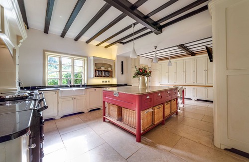 Moreton House | Luxury 5 Bedroom Country Retreat- New Listing