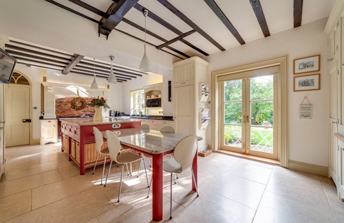 Moreton House | Luxury 5 Bedroom Country Retreat- New Listing