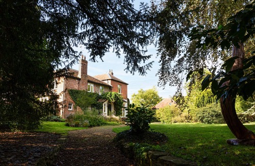 Moreton House | Luxury 5 Bedroom Country Retreat- New Listing