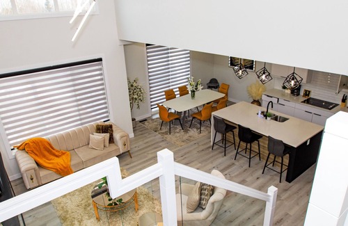 West Edmonton House | Luxury 5 bedroom family house Sleeps 13 + high chair and baby crib
