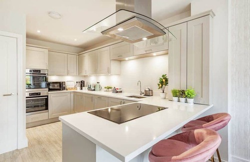 Chelmsford House | Luxury 5 bedroom home with onsite parking and WIFI