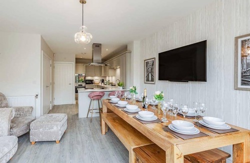 Chelmsford House | Luxury 5 bedroom home with onsite parking and WIFI