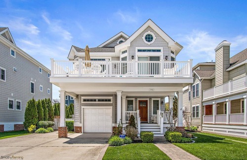 Avalon House | Luxury 5-bedroom home with POOL, close to town and beach!