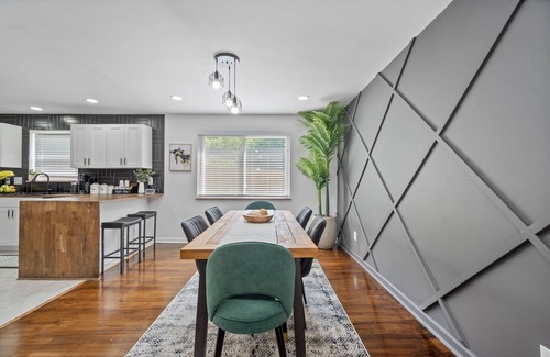 Westwood House | Luxury 5-bedroom House in Charming Cincinnati with Gym, AC, Grill and Smart TVs.