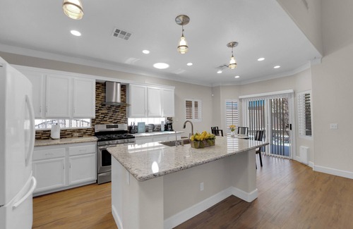 Spring Valley House | Luxury 5-bedroom house near to Strip