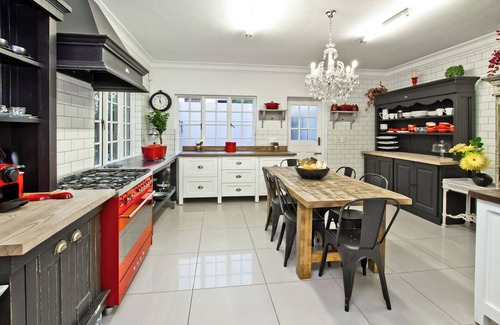 Greater Johannesburg Metropolitan Area House | Luxury 5-bedroom house, 3 Bathrooms, with Wi-Fi and Solar system in Sandton