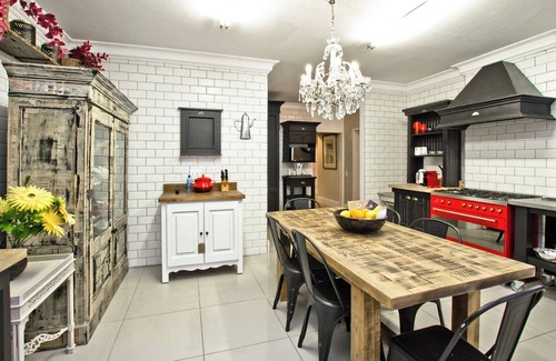 Greater Johannesburg Metropolitan Area House | Luxury 5-bedroom house, 3 Bathrooms, with Wi-Fi and Solar system in Sandton