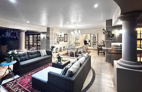 Greater Johannesburg Metropolitan Area House | Luxury 5-bedroom house, 3 Bathrooms, with Wi-Fi and Solar system in Sandton
