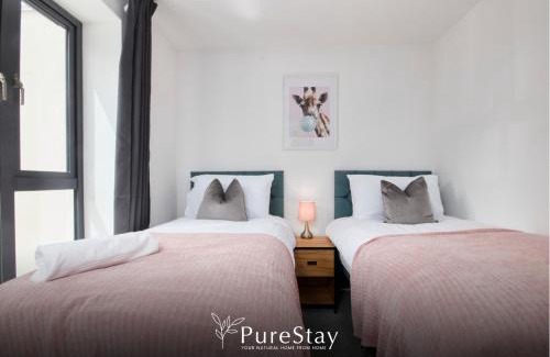 Failsworth House | Luxury 5-Bedroom Manchester House Sleeps 9 with Private Garden by PureStay