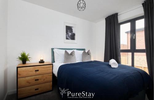 Failsworth House | Luxury 5-Bedroom Manchester House Sleeps 9 with Private Garden by PureStay