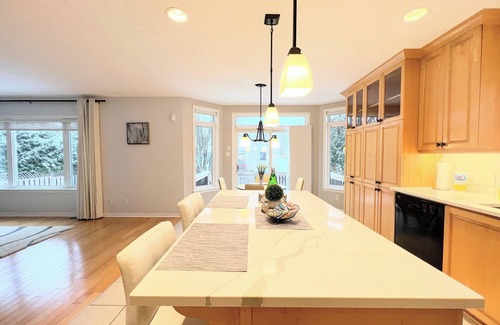 Bridlewood - Emerald Meadows House | Luxury 5 bedroom Vacation Home with Office & Gym close to Forest, Trails, Shops