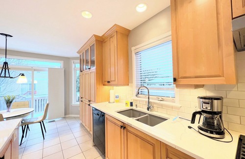 Bridlewood - Emerald Meadows House | Luxury 5 bedroom Vacation Home with Office & Gym close to Forest, Trails, Shops